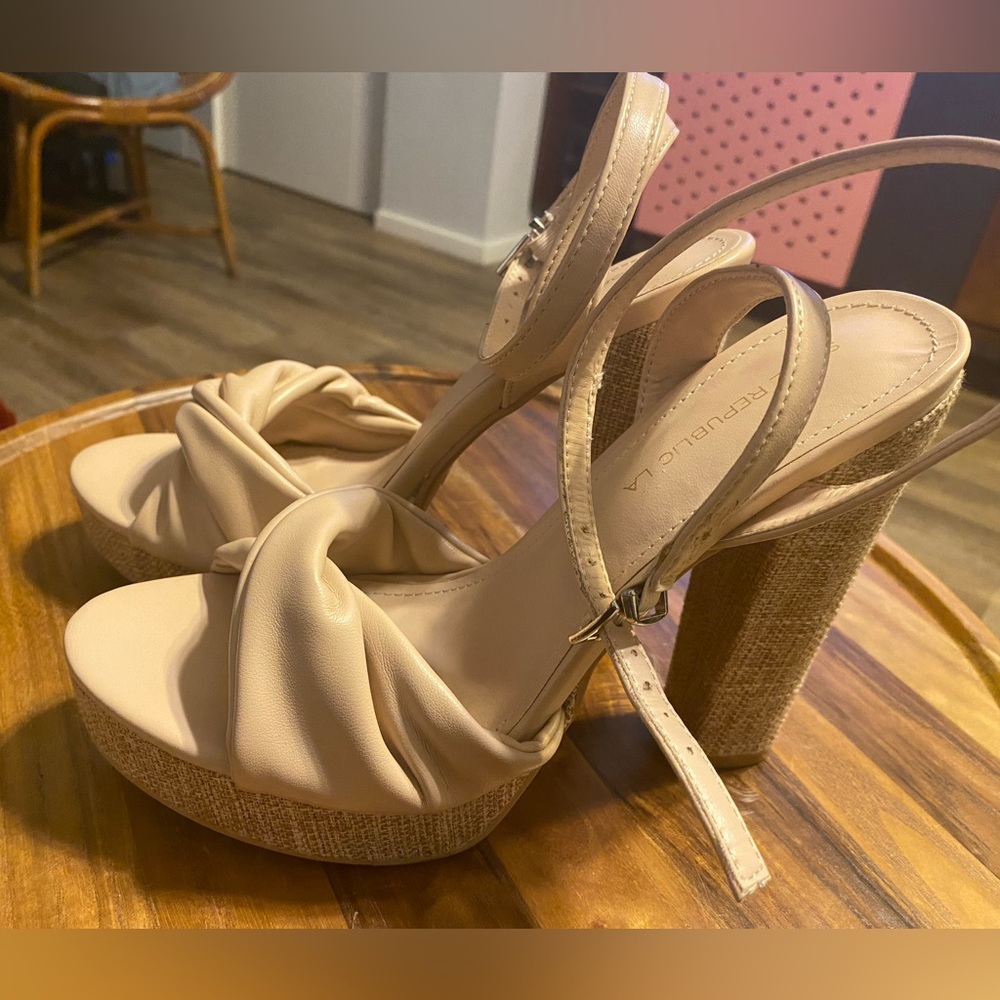 LIKE NEW NUDE BLOCKED HEEL PLATFORM SHOES